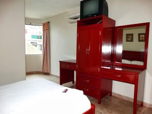 Coffres-forts dans les chambres, bureau, fer et planche à repasser