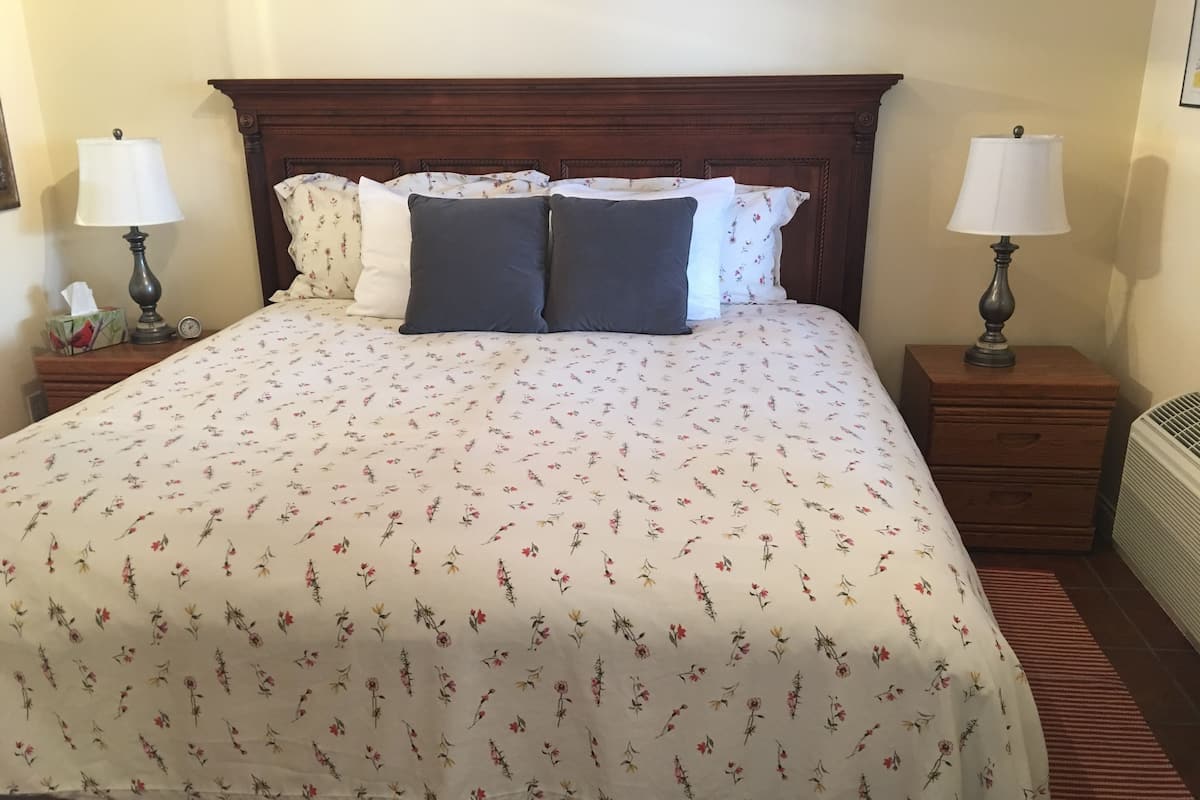 Deluxe Room, 1 Katil Raja (King) | Peralatan tempat tidur premium, kalis bunyi, Wi-fi percuma 