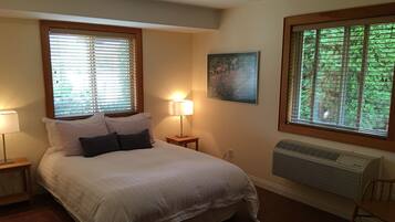 Raspberry Patch Queen | Premium bedding, soundproofing, free WiFi