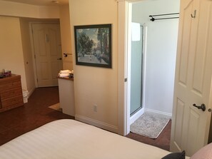Premium bedding, soundproofing, free WiFi - All Seasons Bed & Breakfast (Kelowna)