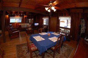 In-room dining - 1028 Silverwood Circle (South Lake Tahoe)