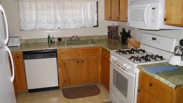 Cabaña clásica, 2 habitaciones | Cocina privada | Refrigerador con congelador, microondas y lavavajillas