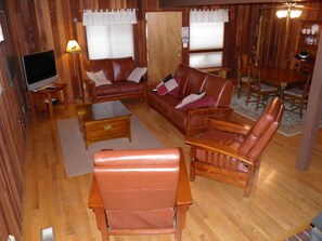 Baita Classic, 2 camere da letto | Area soggiorno | TV, caminetto, lettore DVD