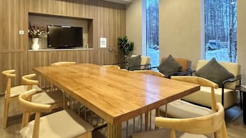 Phục vụ bữa sáng, bữa trưa và bữa tối