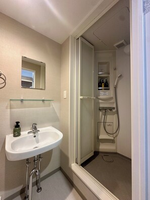 Kamar Double atau Twin, Bebas Asap Rokok | Shower kamar mandi