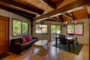 Cabin, 4 Bedrooms | In-room dining