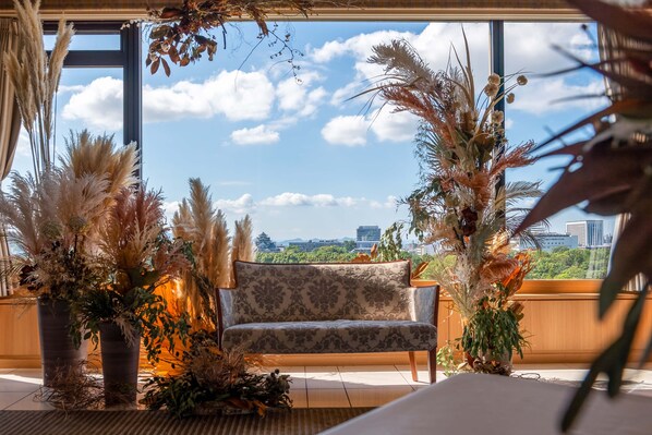 Här finns 2 restauranger som serverar frukost.