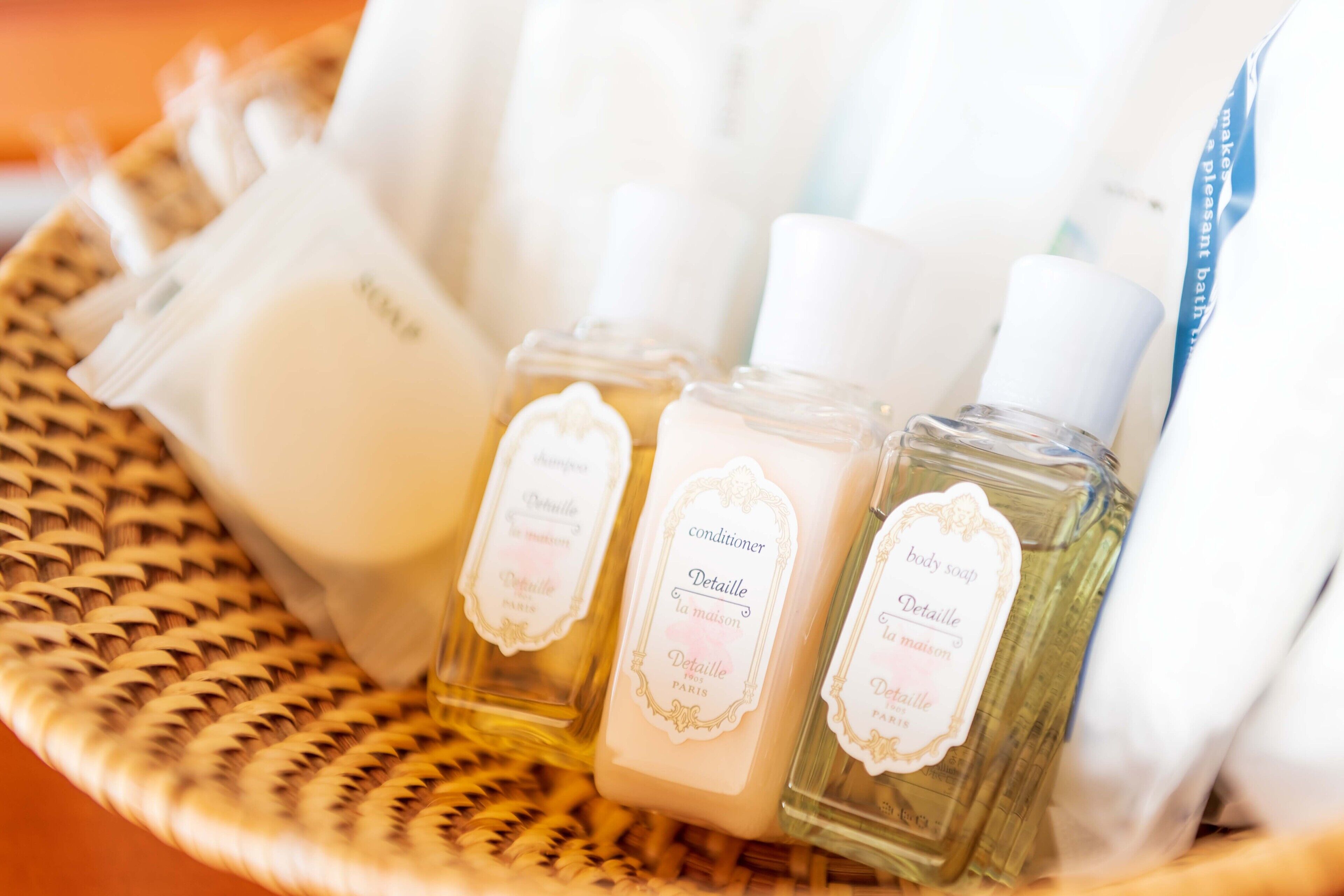 combined shower/bathtub, deep-soaking bathtub, free toiletries