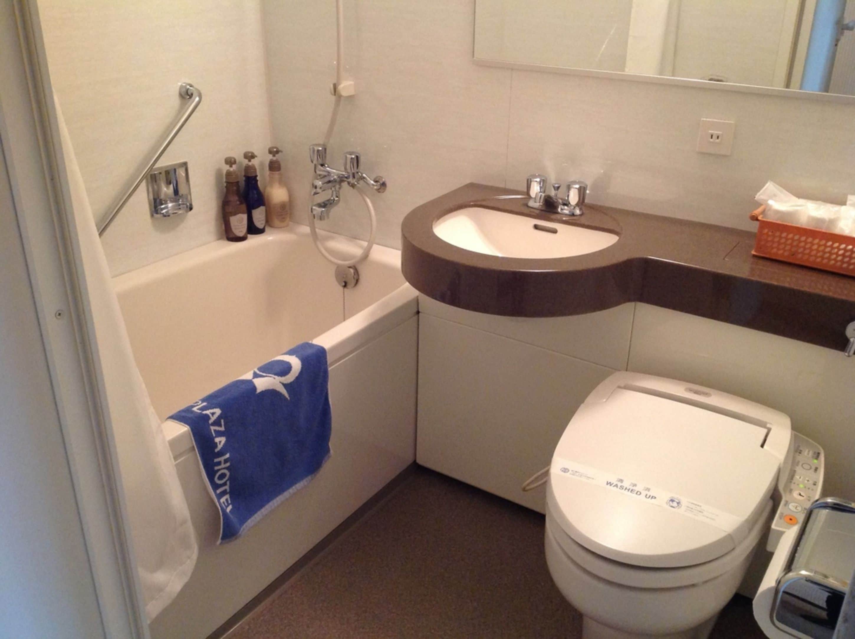 combined shower/bathtub, deep-soaking bathtub, free toiletries