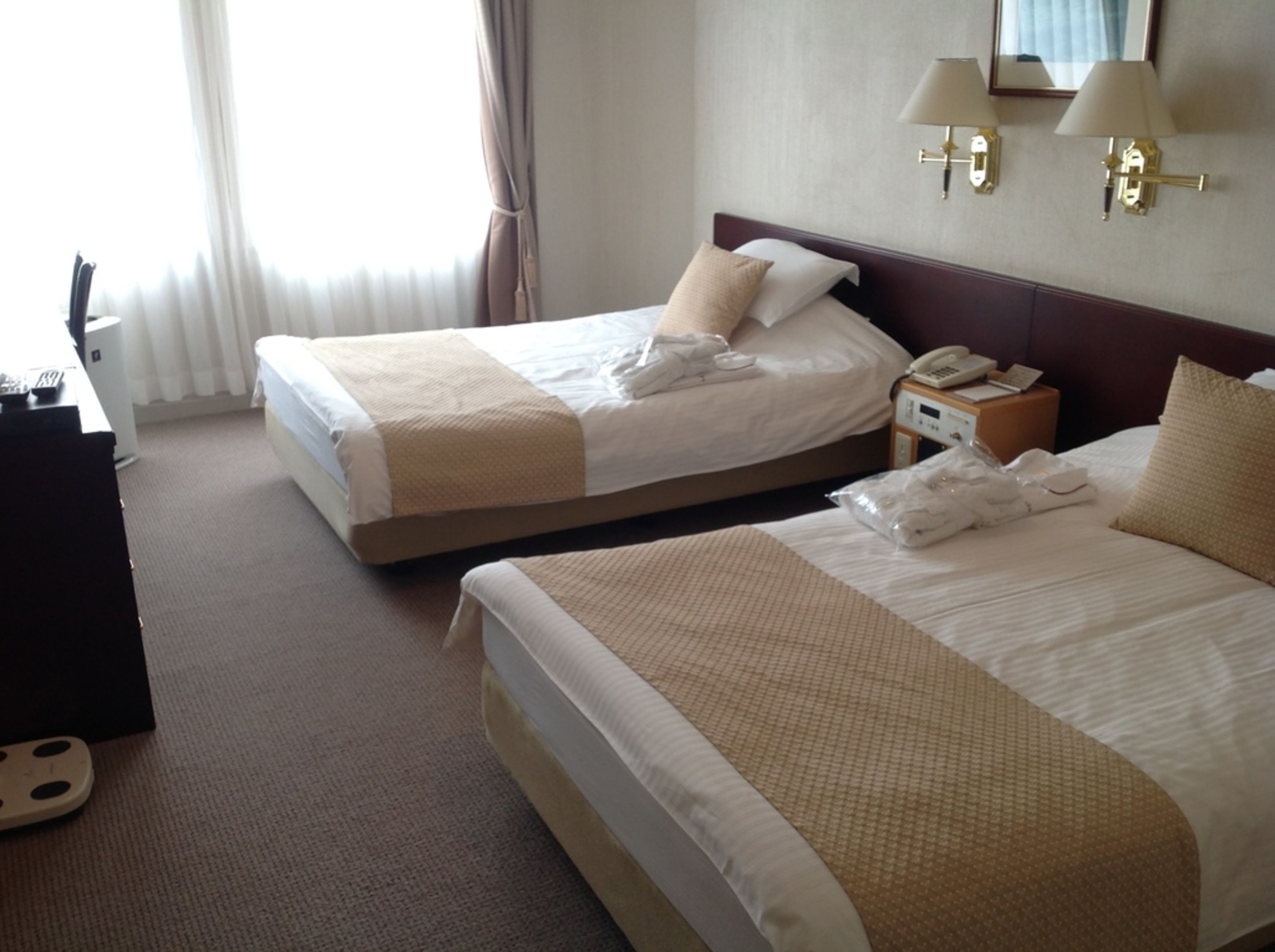 suite, 2 single beds, non smoking | desk, iron/ironing board, free wifi
