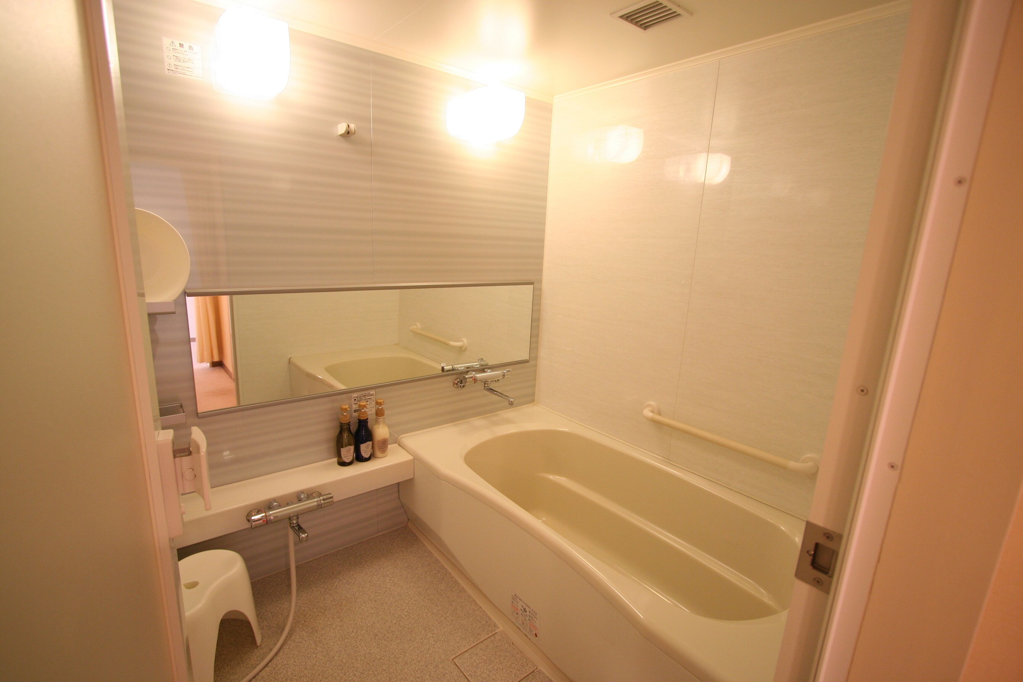combined shower/bathtub, deep-soaking bathtub, free toiletries