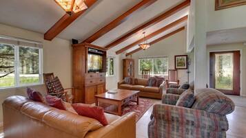 House, 4 Bedrooms | Living area | TV, fireplace, DVD player