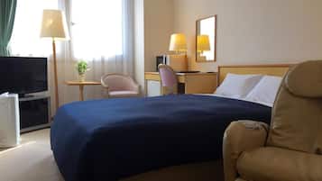 Desk, laptop workspace, iron/ironing board, free WiFi