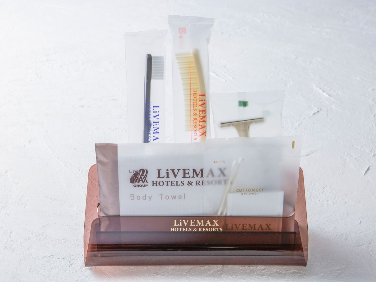 combined shower/bathtub, free toiletries, hair dryer, slippers