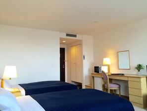 Escritorio y espacio para trabajar con laptop