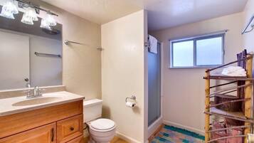 Casa, 3 habitaciones, 2 baños | Baño | Tina con regadera y toallas