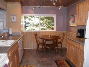 تناول الطعام داخل الغرفة