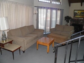 Chalet, 2 slaapkamers, 2 badkamers | Woonkamer | Een televisie, een open haard en een dvd-speler