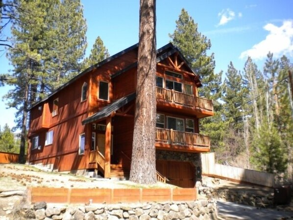 Exterior - 1637 Black Bart Court (South Lake Tahoe)