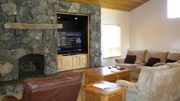 Luxury House, 5 Bedrooms | Living room | 55-inch TV with cable channels, DVD player