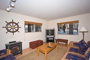 Classic Cabin, 2 Bedrooms, Hot Tub | Living room