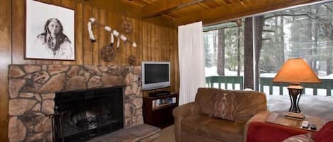 Cabana, 3 quartos, 2 banheiros | Sala de estar | TV, DVD player