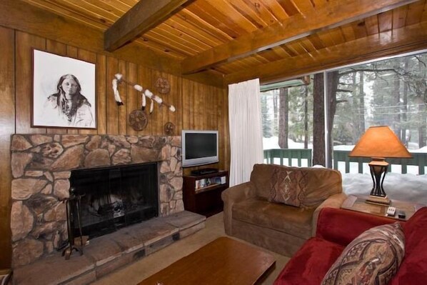 Cabin, 3 Bedrooms, 2 Bathrooms | Living room | TV, DVD player - 1823 Hunkpapa St. (South Lake Tahoe)