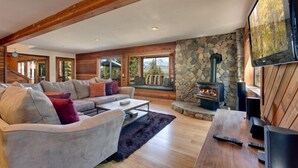 Living room - 1840 Crystal Air Drive (South Lake Tahoe)