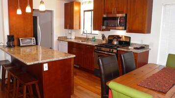 House, 5 Bedrooms, Lagoon View | Private kitchen