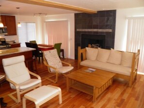 Living room - 1858 Venice Drive (South Lake Tahoe)