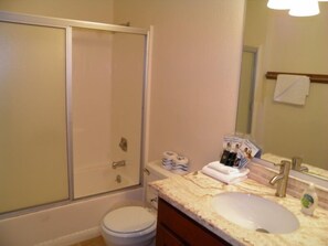 Ferienhaus, 5 Schlafzimmer, Blick auf die Lagune | Badezimmer | Duschwanne, Handtücher