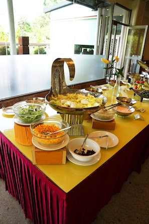 Free daily buffet breakfast 