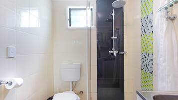 Shower, free toiletries, towels