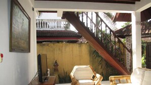 Unclassified image, 2 of 19, button - Yuli Bungalows (Legian)