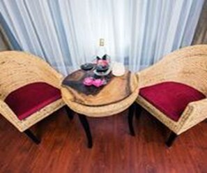 Minibar, Zimmersafe, Schreibtisch, Verdunkelungsvorhänge