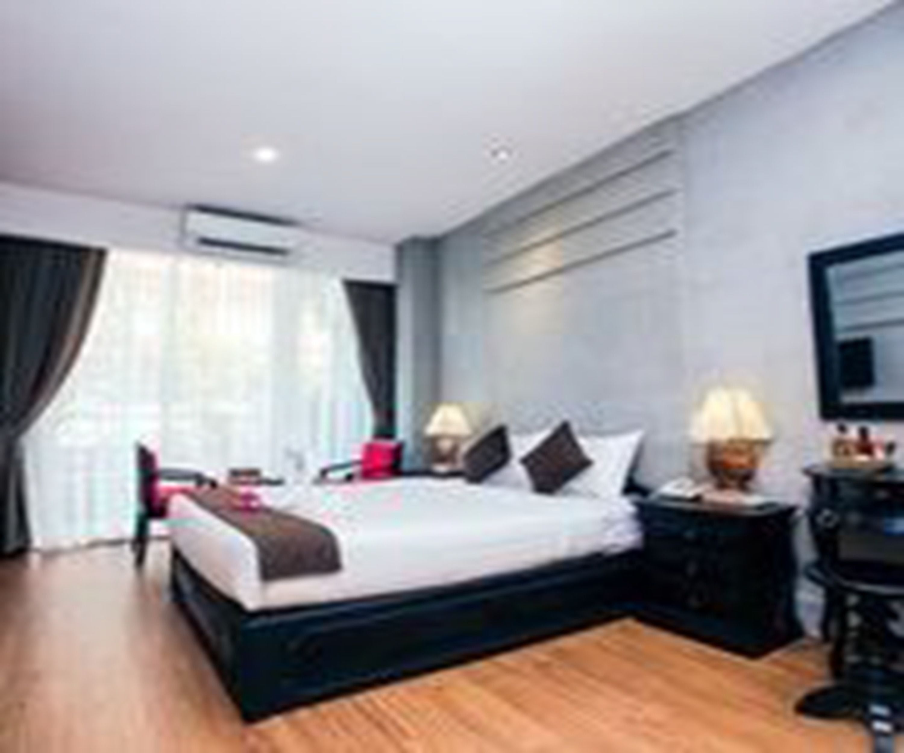 deluxe double room, balcony | minibar, in-room safe, desk, blackout curtains
