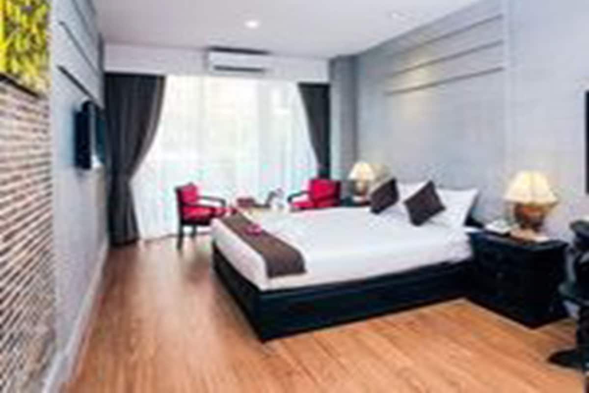 Kamar Double Deluks, balkon | Minibar, brankas, meja kerja, dan tirai kedap cahaya