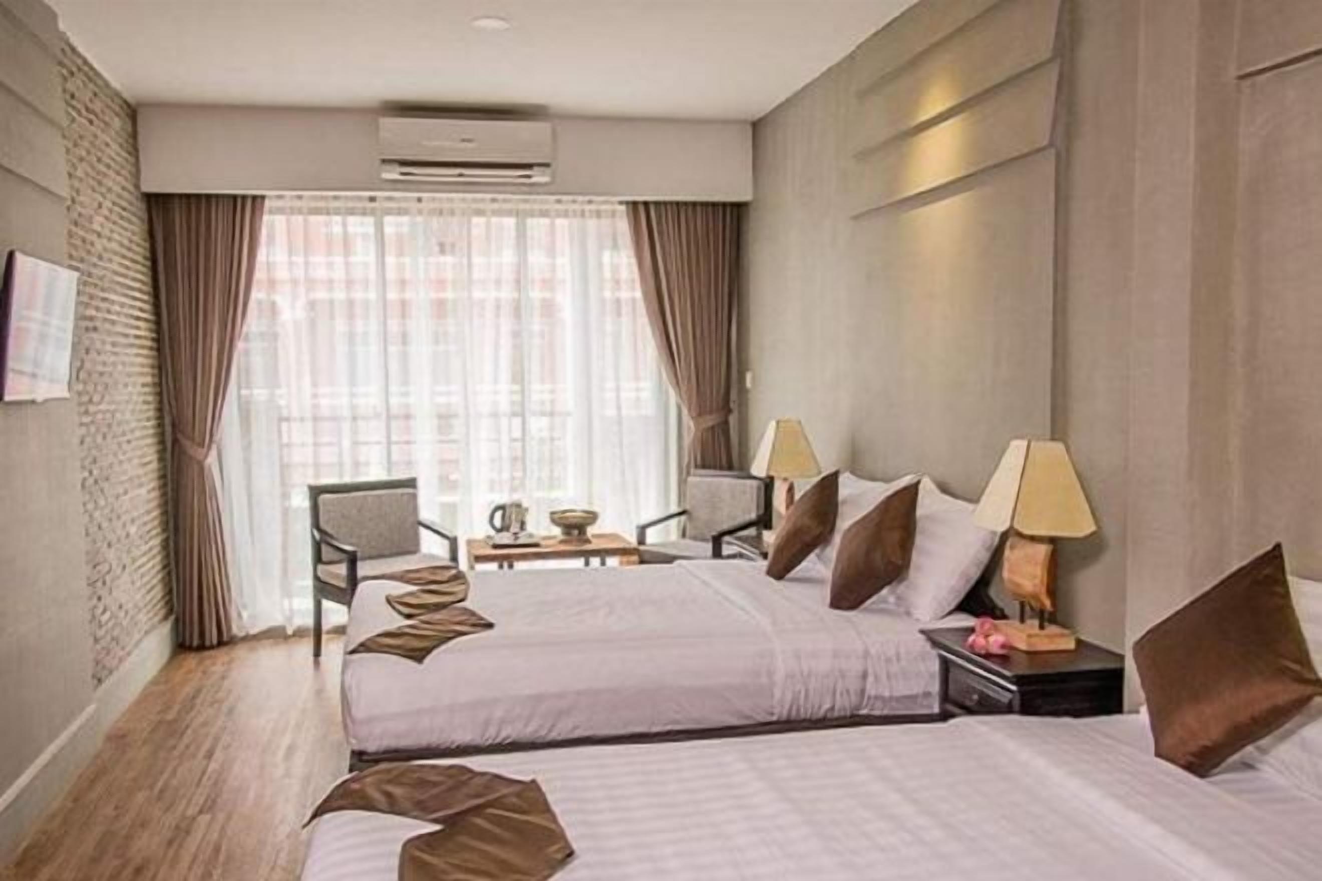 Minibar, safe på rommet, skrivebord og blendingsgardiner