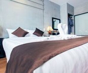 Doppia Deluxe, balcone | Minibar, una cassaforte in camera, una scrivania, tende oscuranti