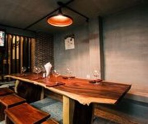Déjeuner, dîner et souper servis sur place