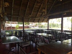 供应早餐、午餐和晚餐，国际美食，海景