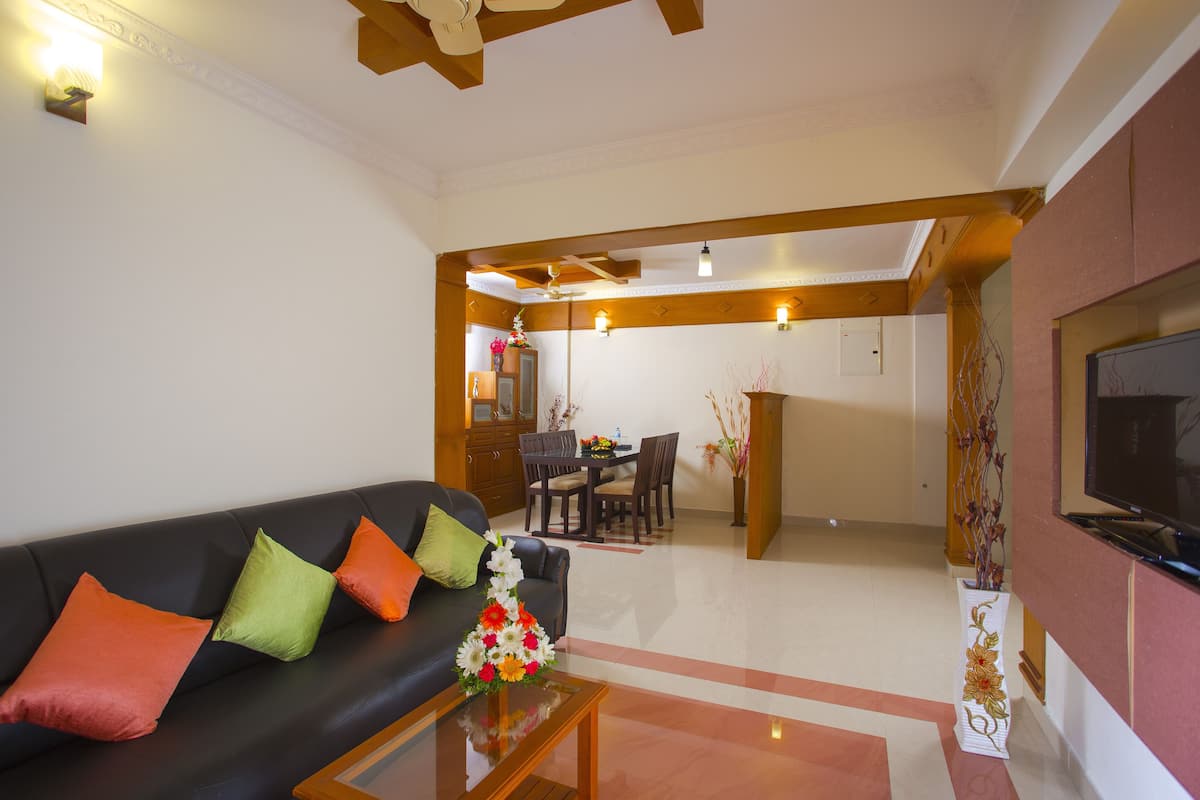 Premium Apartment, 3 Bedrooms, Non Smoking, Refrigerator & Microwave | Living room | 36-inch flat-screen TV with satellite channels, TV
