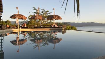Piscine extérieure, parasols de plage, chaises longues