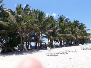 Beach nearby, white sand, beach towels - Peace and Love Resort (San Vicente)