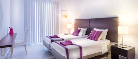 Luxury-Suite, 3 Schlafzimmer, eingeschränkter Meerblick (eightfold occupancy) | Zimmersafe, Schreibtisch, Bügeleisen/Bügelbrett, kostenlose Babybetten