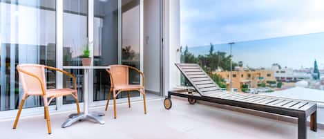 Suite, 1 chambre, vue partielle sur la mer | Balcon