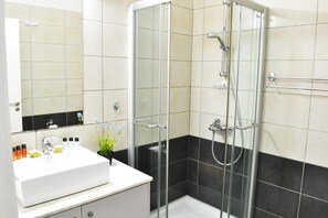 Chuveiro, produtos de toalete de grife, secador de cabelo