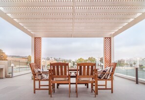 Suíte superluxo, 3 quartos, vista parcial para o mar (eightfold occupancy) | Terraço/pátio