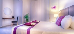 Cofres nos quartos, escrivaninha, ferros/tábuas de passar roupa