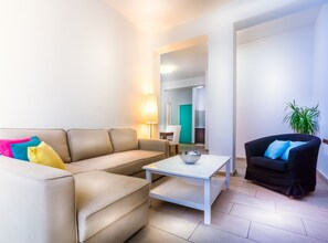 Phòng Suite, 1 phòng ngủ, quang cảnh một góc biển | Khu phòng khách | TV màn hình phẳng 32-inch có truyền hình vệ tinh, TV LCD 
